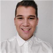 Profesor de ciencias sociales imparte clases a niños